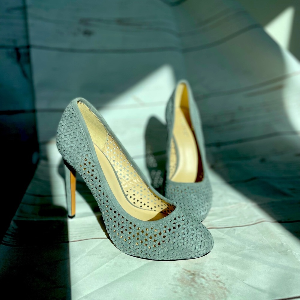 Women’s floral patterned Nine West grayish blue heels. Women’s 8.5